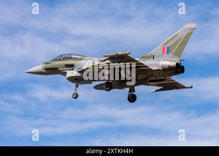 Royal Air Force Eurofighter Taifun Kampfflugzeug ZJ913 landet am Flughafen Southend, Essex, Großbritannien, im Rahmen des RAF D-Day-Jubiläums Stockfoto