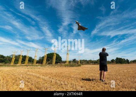 Royal Air Force Eurofighter Typhoon Kampfflugzeug Landung, Southend Airport, Essex, Großbritannien. Luftfahrtbegeisterte fotografieren den Jet über Annäherungslichter Stockfoto