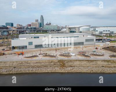 Luftaufnahme des Kiewit Luminarium Wissenschaftsmuseums in Omaha, Nebraska mit der Skyline von Omaha im Hintergrund Stockfoto