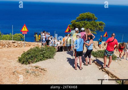 Zakynthos Griechenland - 24. Mai 2024 Touristen stehen an, um einen Blick auf das Schiffswrack Panagiotis zu werfen, das in einer exponierten Bucht auf der Insel Zakynthos liegt Stockfoto