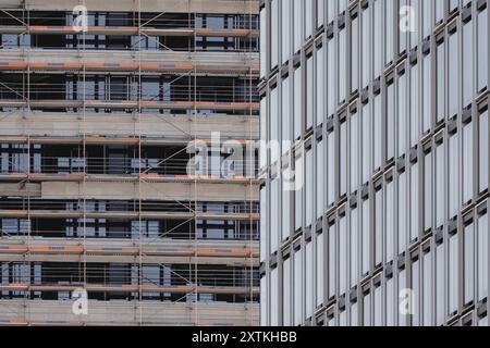 Berlin, Deutschland. August 2024. Ein Gerüsthaus, fotografiert im Berliner Stadtteil Friedrichshain, 15. August 2024. Quelle: dpa/Alamy Live News Stockfoto