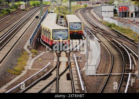 Berlin, Deutschland. August 2024. S-Bahn-Verkehr im Berliner Stadtteil Friedrichshain, 15. August 2024. Quelle: dpa/Alamy Live News Stockfoto