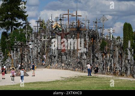 Siauliai, Litauen - 22. Juli 2024: Ein Volk besucht den Hügel der Kreuze (Kryziu kalnas). Der Hügel der Kreuze ist ein bedeutender Ort der katholischen Wallfahrt Stockfoto