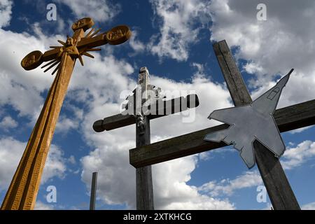 Siauliai, Litauen - 22. Juli 2024: Hügel der Kreuze (Kryziu kalnas). Der Kreuzberg ist ein bedeutender Ort der katholischen Wallfahrt in Litauen. Stockfoto