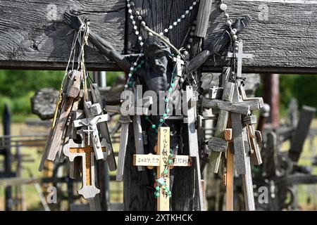 Siauliai, Litauen - 22. Juli 2024: Hügel der Kreuze (Kryziu kalnas). Der Kreuzberg ist ein bedeutender Ort der katholischen Wallfahrt in Litauen. Stockfoto