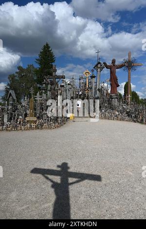 Siauliai, Litauen - 22. Juli 2024: Hügel der Kreuze (Kryziu kalnas). Der Kreuzberg ist ein bedeutender Ort der katholischen Wallfahrt in Litauen. Stockfoto