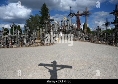 Siauliai, Litauen - 22. Juli 2024: Hügel der Kreuze (Kryziu kalnas). Der Kreuzberg ist ein bedeutender Ort der katholischen Wallfahrt in Litauen. Stockfoto