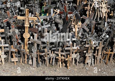 Siauliai, Litauen - 22. Juli 2024: Hügel der Kreuze (Kryziu kalnas). Der Kreuzberg ist ein bedeutender Ort der katholischen Wallfahrt in Litauen. Stockfoto