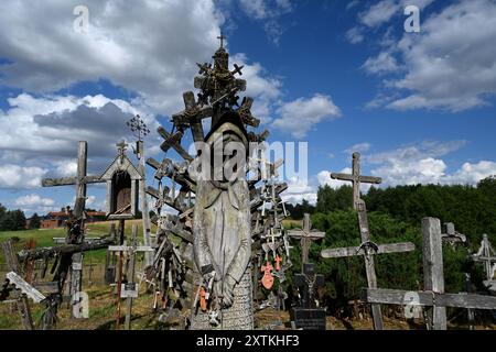 Siauliai, Litauen - 22. Juli 2024: Hügel der Kreuze (Kryziu kalnas). Der Kreuzberg ist ein bedeutender Ort der katholischen Wallfahrt in Litauen. Stockfoto