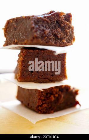 Hausgemachte Schokoladen-Brownies auf einem Holztisch Stockfoto