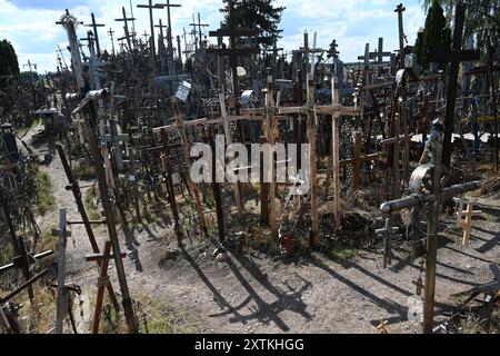 Siauliai, Litauen - 22. Juli 2024: Hügel der Kreuze (Kryziu kalnas). Der Kreuzberg ist ein bedeutender Ort der katholischen Wallfahrt in Litauen. Stockfoto