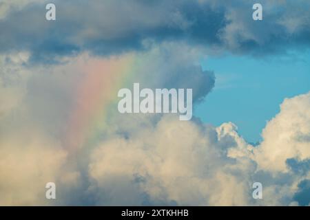 Ein atemberaubender Blick auf einen stürmischen Himmel mit einem zarten Regenbogen, der durch die Wolken schaut. Lebendige Regenbogen sorgen für eine dramatische und hoffnungsvolle Szene. Toucheng, Yi Stockfoto