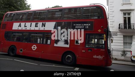 Doppeldeckerbus mit Filmwerbung Alien Romulus Fulham Road London England Stockfoto