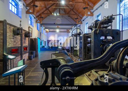 Alte Walzwerke im Industriemuseum des Kohlebergwerks Le Bois du Cazier, Marcinelle bei Charleroi, Provinz Hennegau, Belgien Stockfoto