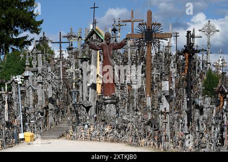 Hügel der Kreuze (Kryziu kalnas), Siauliai, Litauen. Der Kreuzberg ist ein bedeutender Ort der katholischen Wallfahrt in Litauen. Stockfoto