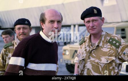 Erster Golfkrieg: 6. März 1991 der britische Botschafter Michael Weston wartet mit einem britischen Oberst und anderen Soldaten auf dem Kuwait International Airport auf die bevorstehende Ankunft von Premierminister John Major. Stockfoto