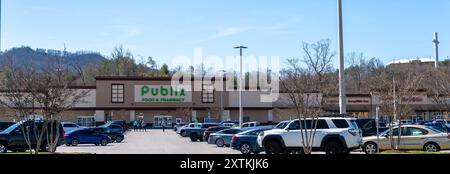 PIGEON FORGE, TN - 12. März 2024: Publix Supermarkt im Valley Forge Shopping Center und belebter Parkplatz mit Autos und anderen Fahrzeugen an sonniger Zeit Stockfoto