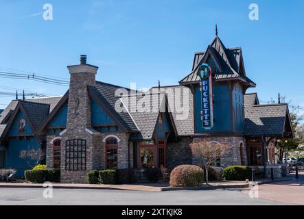 PIGEON FORGE, TN - 12. März 2024: Pucketts Restaurantgebäude in Tennessee an einem sonnigen Tag. Stockfoto