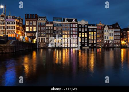 Nächtlicher Blick auf den Amsterdamer Kanal mit niederländischen Häusern. Nächtlicher Blick auf den Amsterdamer Kanal, typisch holländische Häuser und Boote, Holland, Niederlande. Stockfoto