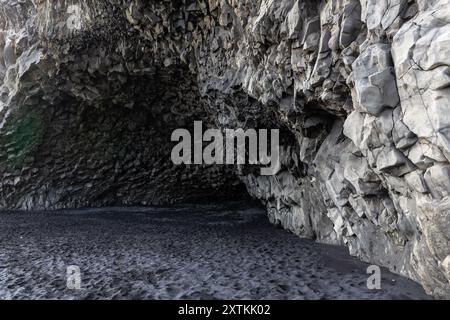 Halsanefshellir-Höhle aus Basaltsäulen am schwarzen Sandstrand Reynisfjara, Island, Innenansicht der Höhle. Stockfoto