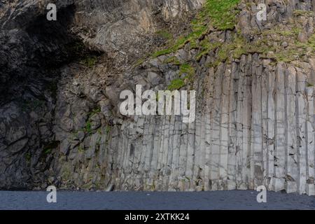 Sechseckige Basaltsäulen Felsformationen in der Halsanefshellir-Höhle am Reynisfjara Black Sand Beach, Island. Stockfoto