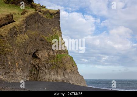 Basalt sechseckige Säulen Felsformation am schwarzen Sandstrand Reynisfjara, Island. Stockfoto