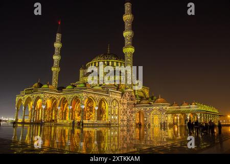 Wunderschöne Sharjah Moschee während des Lichtfestes in der Nacht. Bunte Lichter und Nacht, eine großartige Kombination aus Schönheit und Klasse. Stockfoto