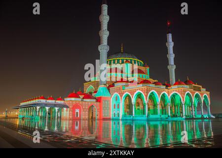 Wunderschöne Sharjah Moschee während des Lichtfestes in der Nacht. Bunte Lichter und Nacht, eine großartige Kombination aus Schönheit und Klasse. Stockfoto