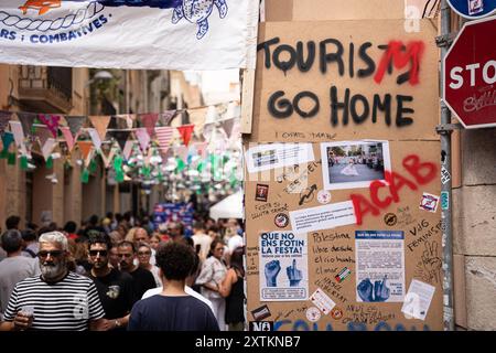 Barcelona, Spanien. August 2024. Dutzende Graffiti und Botschaften gegen den Tourismus während des Gracia Festivals, wo Nachbarn ihre Straßen als Symbol für Identität und Brüderlichkeit zwischen Nachbarn schmücken. (Kreditbild: © Marc Asensio Clupes/ZUMA Press Wire) NUR REDAKTIONELLE VERWENDUNG! Nicht für kommerzielle ZWECKE! Stockfoto