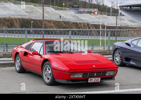 Spa-Francorchamps, Belgien - Blick auf einen roten Ferrari 328 GTS auf einem Parkplatz. Stockfoto