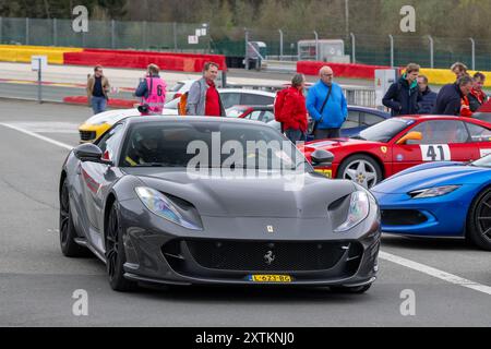 Spa-Francorchamps, Belgien - Blick auf einen grauen Ferrari 812 Superfast, der auf einem Parkplatz fährt. Stockfoto