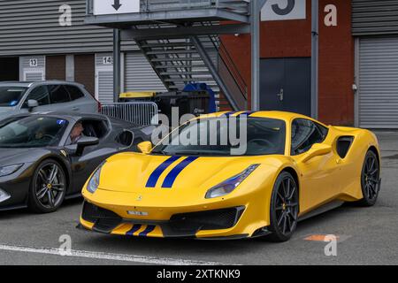 Spa-Francorchamps, Belgien - Blick auf einen gelben Ferrari 488 Pista auf einem Parkplatz. Stockfoto