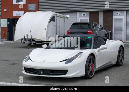 Spa-Francorchamps, Belgien - Blick auf einen weißen Ferrari 458 Italia auf einem Parkplatz. Stockfoto