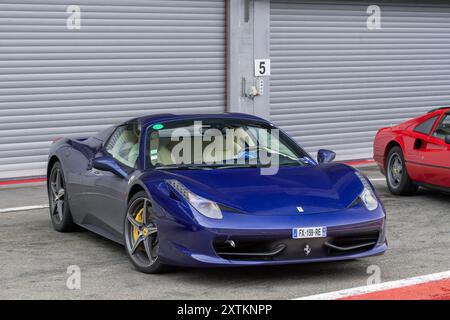 Spa-Francorchamps, Belgien - Blick auf einen blauen Ferrari 458 Spider auf einem Parkplatz. Stockfoto