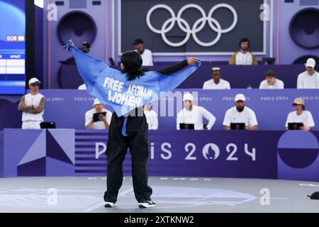 Paris, Ile de France, Frankreich. August 2024. B-Girl Talash aus der Olympischen Flüchtlingsmannschaft tritt während der B-Girls-Vorqualifikation bei der La Concorde während der Olympischen Spiele 2024 in Paris am Freitag, den 9. August 2024, in einem umhang mit der Aufschrift „Free Afghan Women“ an. (Kreditbild: © Paul Kitagaki, Jr./ZUMA Press Wire) NUR REDAKTIONELLE VERWENDUNG! Nicht für kommerzielle ZWECKE! Stockfoto