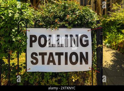 Pooling Station signahe vor einer Schule am Wahltag, London Stockfoto