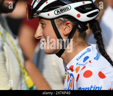 Die Italienerin Cristina Tonetti genießt ihre ersten Tage im Polka Dot Trikot bei der Tour de France Femmes 2024 Stockfoto