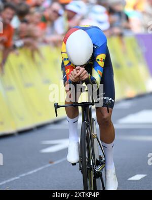 Zeitfahrspezialistin Ellen van Dijk aus den Niederlanden im Einzelzeitfahren der Tour de France Femmes 2024 Stockfoto