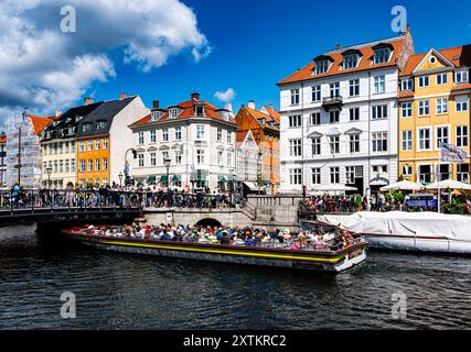 Kanalrundfahrt mit dem Boot unter einer Brücke in Nyhavn, Kopenhagen Stockfoto