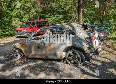 Audi Q5, ausgebranntes Auto auf Parkplatz direkt an der JVA Tegel, mutmaßliche Brandstiftung, Seidelstraße, Reinickendorf, Berlin, Deutschland *** Audi Q5, ausgebrannter Wagen auf Parkplatz neben Tegel Gefängnis, Brandstiftung verdächtig, Seidelstraße, Reinickendorf, Berlin, Deutschland Stockfoto