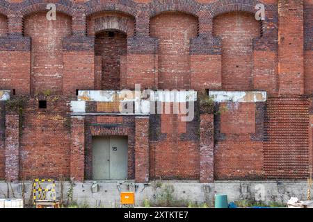 Reportage 14.08.2024 der Innenhof der Kongresshalle Nürnberg, in dem der Interimsbau des Bayerischen Staatstheaters Nürnberg für Oper, Ballett und Orchester entstehen soll Backstein, Klinker, Details der Mauer Nürnberg Bayern Deutschland *** Bericht 14 08 2024 der Innenhof der Nürnberger Kongresshalle, wo das Zwischengebäude des Bayerischen Staatstheaters Nürnberg für Oper, Ballett und Orchester gebaut werden soll Ziegel, Klinker, Details der Mauer Nürnberg Bayern Deutschland Stockfoto