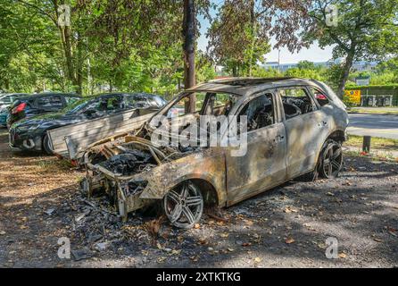 Audi Q5, ausgebranntes Auto auf Parkplatz direkt an der JVA Tegel, mutmaßliche Brandstiftung, Seidelstraße, Reinickendorf, Berlin, Deutschland *** Audi Q5, ausgebrannter Wagen auf Parkplatz neben Tegel Gefängnis, Brandstiftung verdächtig, Seidelstraße, Reinickendorf, Berlin, Deutschland Stockfoto