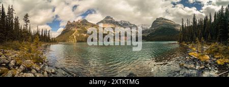 Ein wunderschöner See, umgeben von Bergen. Der Himmel ist bewölkt und das Wasser ist ruhig. Die Szene ist friedlich und ruhig Stockfoto