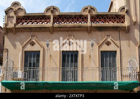 Viladecasn, SPANIEN - 15. AUGUST 2024: Fachada antigua con red de seguridad verde Stockfoto