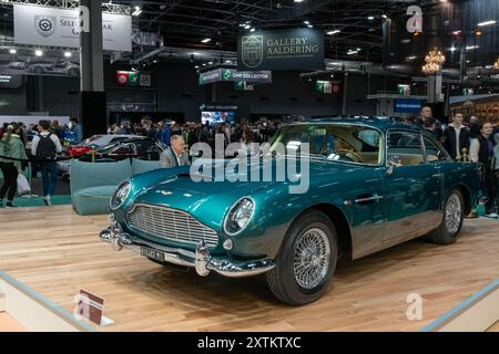 Paris, Frankreich - Rétromobile 2024. Sehen Sie sich einen grünen 1962 Aston Martin DB4 Series 5 Vantage an. Fahrgestellnr DB4-1127-L. Stockfoto