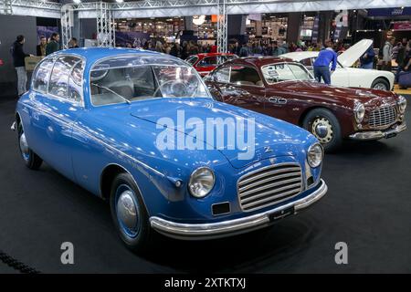 Paris, Frankreich - Rétromobile 2023. Blick auf eine blaue 1950 Fiat 1400 Zagato Panoramica. Stockfoto