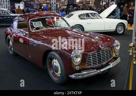 Paris, Frankreich - Rétromobile 2023. Blick auf eine burgunderrote 1950 Lancia Basso Berlinetta Prototipo Stabilimenti Farina. Stockfoto