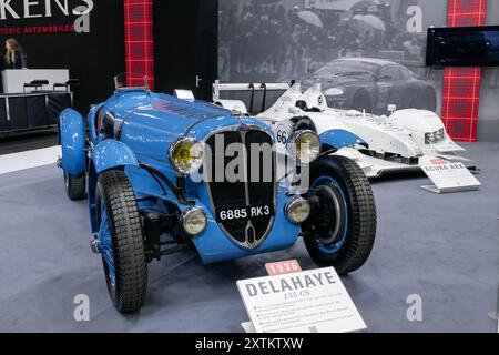 Paris, Frankreich - Rétromobile 2023. Blick auf eine blaue 1936 Delahaye 135 CS. Fahrgestellnr 46626. Stockfoto