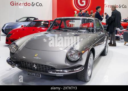 Paris, Frankreich - Rétromobile 2023. Sehen Sie sich einen grauen Ferrari 1968 365 AGB an. Fahrgestellnr 12049. Stockfoto