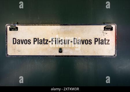 Fahren Sie mit der Eisenbahnlinie Albula, die zum Weltkulturerbe gehört. Davos, Bündner, Graubünden, Schweiz Stockfoto